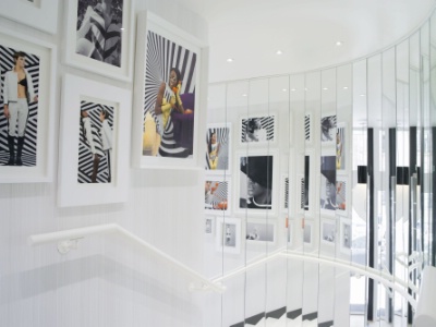 Jeux de miroirs et photographies très 'seventies' dans les escaliers.