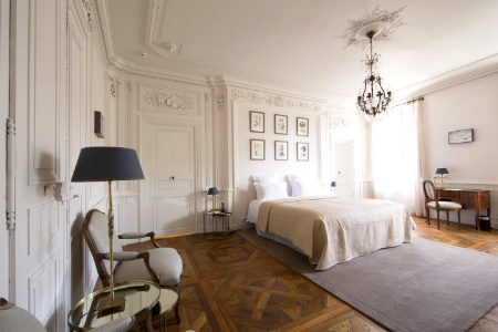 Spacieuses, meublées et décorées avec goût, chambres et suites sont proposées entre 143 et 297 €.