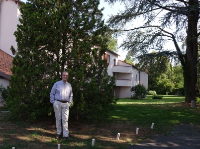 Alain Beauvoir dans le parc du Clos Saint-Éloi.
