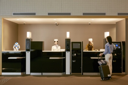Dans l'hôtel japonais Henn-na, la réception est assurée par des robots.