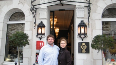 Dominique et Valérie Berrurier devant l'Hôtel Vendôme. Dominique et Valérie Berrurier devant l'Hôtel Vendôme.