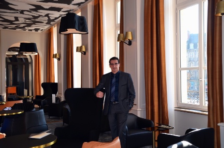 Antoine Munoz, directeur général de l'établissement, dans le nouveau salon.