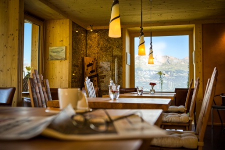 La paille s'invite dans chaque pièce, visible derrière un verre de sécurité.