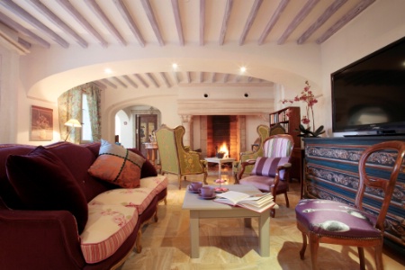 Le salon des Messugues, chic et chaleureuse hacienda provençale.