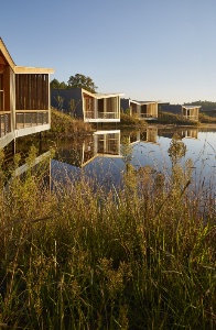 Posés sur l'eau, les eco-lodges sont espacés les uns des autres pour plus d'intimité.