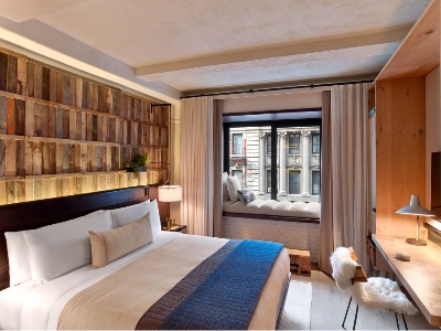 Le 1 Hotels Central Park mise sur les matériaux naturels, dont le bois de récupération.