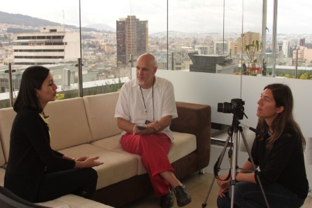 Florie Thielin (à droite) réalise une interview de la ministre du tourisme d'Équateur, Sandra Naranjo (à gauche), avec D'Arcy Dornan, représentant GSTC.