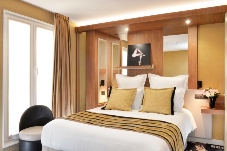 Les 49 chambres déclinent une ambiance chaleureuse dans des tons champagne et anthracite.