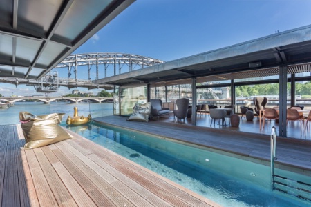L'hôtel propose une piscine et deux bars.