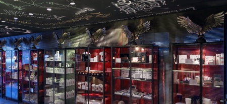 Les armoires de la boutique des hôtels Mama Shelter : avec un choix pointu de marques, des gadgets rares ou des objets pratiques, la boutique est un vrai centre de profit.