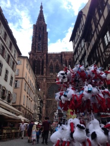 Airbnb propose quelque 3 000 annonces de logements entiers ou de chambres à destination des touristes dans le centre historique de Strasbourg.