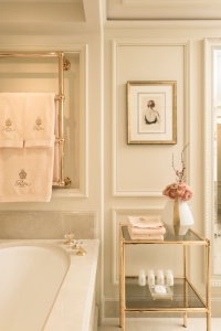 Une salle de bain d'une suite.