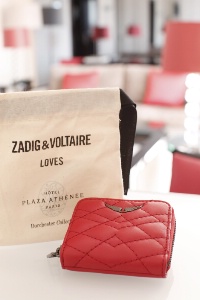 Le Plaza Athénée offre un porte-monnaie rouge, la couleur phare de l'hôtel, à ses jeunes clients. La marque est voisine de l'établissement.