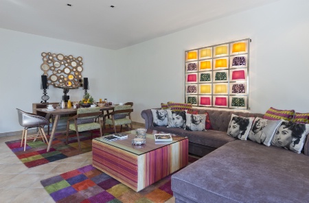 La Villa Azur, au Miramar Beach à Théoule-sur-Mer, propose une décoration pop art dans un site d'exception.