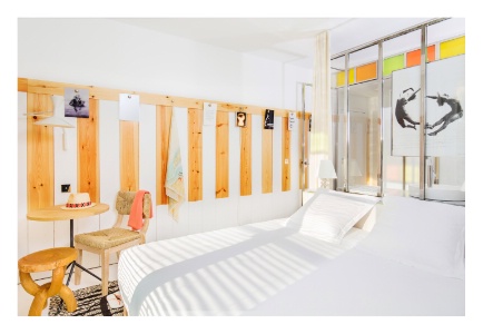 Les chambres ont été conçues dans des tons blancs, avec du bois clair, dans un style contemporain.