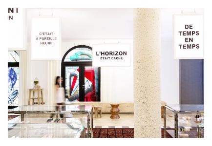 Le lobby se déploie sur un vaste espace, illuminé par des vitraux colorés réalisés par la créatrice Ara Starck.