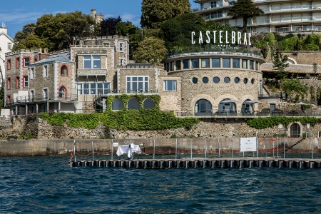 L'hôtel occupe une ancienne villa XIXe sièclle devenue, en 1934, une station marine de recherche doublée d'un aquarium. L'hôtel occupe une ancienne villa XIXe sièclle devenue, en 1934, une station marine de recherche doublée d'un aquarium.