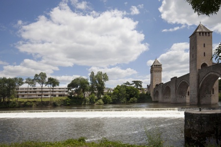 Le Divona donne sur le pont Valentré.