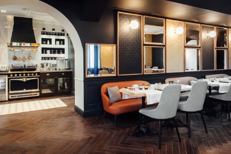 La salle des petits déjeuners avec, en fond, la cuisine et sa cuisinière La Cornue.