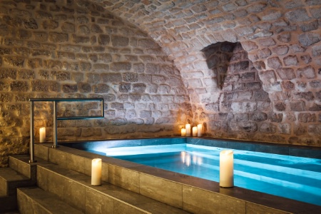 Le coin bien être et sa piscine.