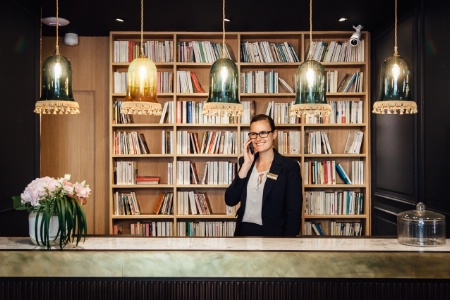 Le coin bibliothèque-réception.