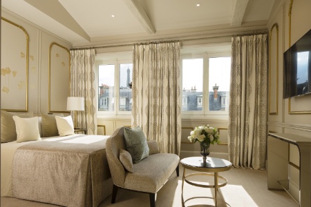 Une suite, avec vue sur la Tour Eiffel.