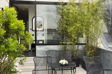La terrasse d'une des suites, donnant sur la salle de bain.