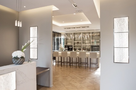 Le Château Hochberg se pare de panneaux de cristal et d'un desk en quartz blanc.