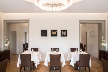 Sur les murs du restaurant du Château Hochberg, les papillons imaginés par l'artiste Damien Hirst et Lalique.