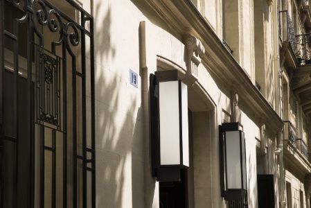 La façade du Narcisse Blanc se veut des plus discrètes pour conserver l'anonymat du lieu.