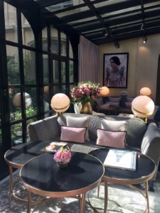 Une composition florale pour l'hôtel Le Narcisse Blanc, par Julian Tonnellier, fleuriste à Paris (VIe).