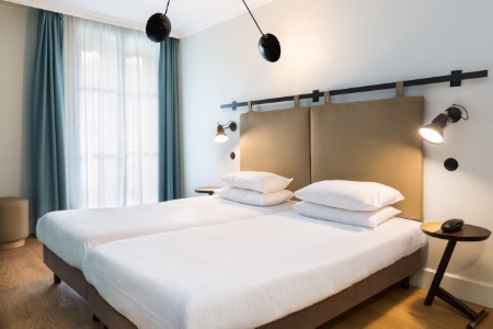 D'une surface de 14 à 35 m2, les 46 chambres de l'hôtel reflètent l'esprit d'une maison bourgeoise cosy et contemporaine.