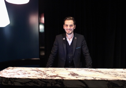 Benjamin Camus-Durand derrière le desk de l'hôtel Le Roch, à Paris (1er).