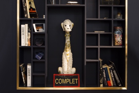 Un cabinet de curiosité a été installé dans l'entrée de l'hôtel.