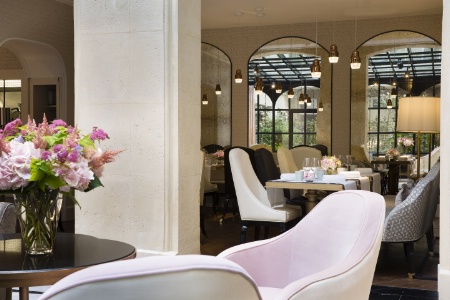 La salle de restauration compte 18 places assises.