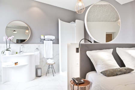 L'agence PH2B a fait fabriquer pour l'hôtel (par Eal C'Design) les têtes de lit, cabines de douche et lavabos en Krion, un matériau hygiénique et très résistant. L'agence PH2B a fait fabriquer pour l'hôtel (par Eal C'Design) les têtes de lit, cabines de douche et lavabos en Krion, un matériau hygiénique et très résistant.