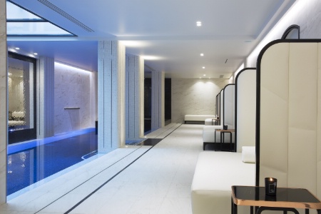 Le spa, avec sa piscine en longueur et ses soins Carita.