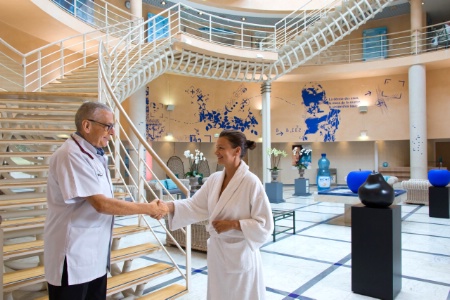 L'approche pluridisciplinaire du séjour nécessite une fine coordination entre les équipes.