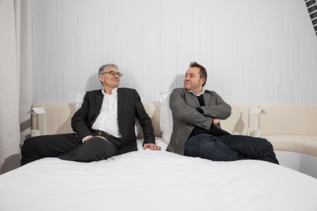 De gauche à droite : Olivier Devys, fondateur de la chaîne Okko Hotels, et le designer Patrick Norguet dans une chambre de l'hôtel Okko de Nantes.