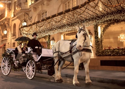 Du 15 décembre au 1er janvier, le Bristol Paris invite ses clients à découvrir la Ville lumière bien confortablement installés dans une calèche aux armes du palace.