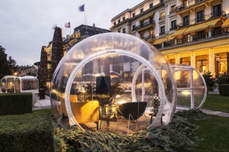 À Lausanne, l'hôtel Beau Rivage a placé deux igloos transparents, sortes de bulles intemporelles, dans ses jardins situés face au lac Léman.