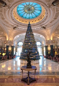 Le sapin de l'Hôtel de Paris a été réalisé par l'horloger-joaillier suisse Chopard.