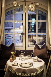 L'Hôtel de Vendôme (Paris) a misé sur une décoration tout en nuances, dont la discrétion contraste avec le faste caractérisant habituellement la période des fêtes.