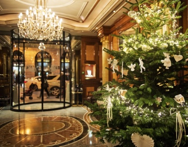 Même le sapin de ce cinq étoiles de la place Vendôme joue la sobriété : silhouettes et angelots de papier blanc, boules transparentes et guirlandes blanches.