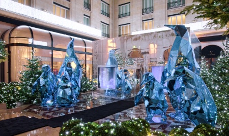 Jeff Leatham, directeur artistique du Four Seasons George V, a mis en place un espace éphémère - il disparaîtra fin mars - avec un bestiaire cristallin où se côtoient rennes et pingouins.