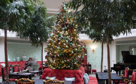 Un sapin monumental et richement décoré trône au centre de la Bauhina, le restaurant franco-asiatique du Shangri-La Paris.