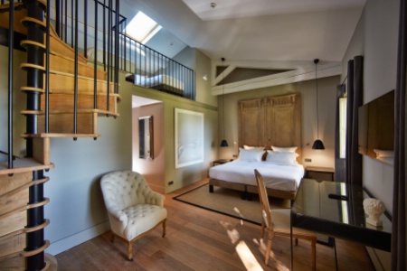 Des chambres spacieuses, équipées selon les standards d'un hôtel 5 étoiles, apportent un confort supérieur aux clients.