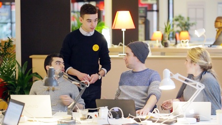 Espace de coworking dans le hall de l'Ibis Paris Bastille.