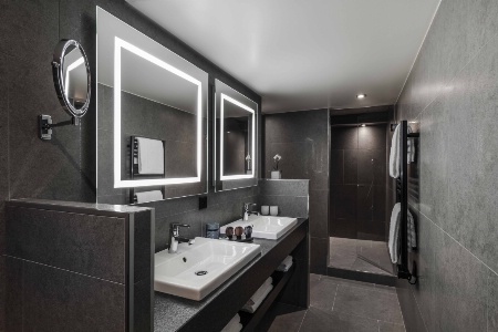 Des rangements sous les vasques dans une salle de bains de l'hôtel Liège, à Paris.