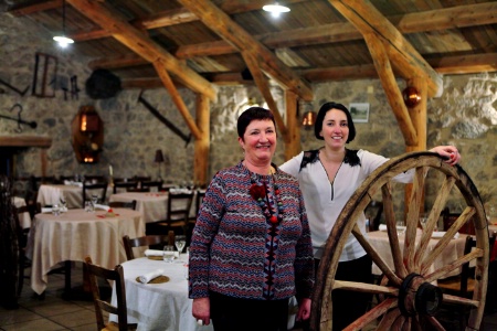 Anne-Marie Laurens va confier à sa fille Marie les commandes de l'Hôtel de la poste.